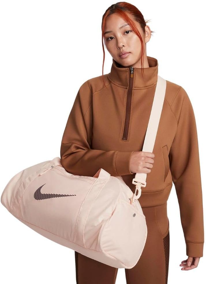 mujer con mochila nike