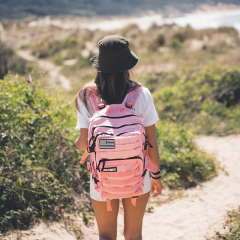 mujer con mochila elitex