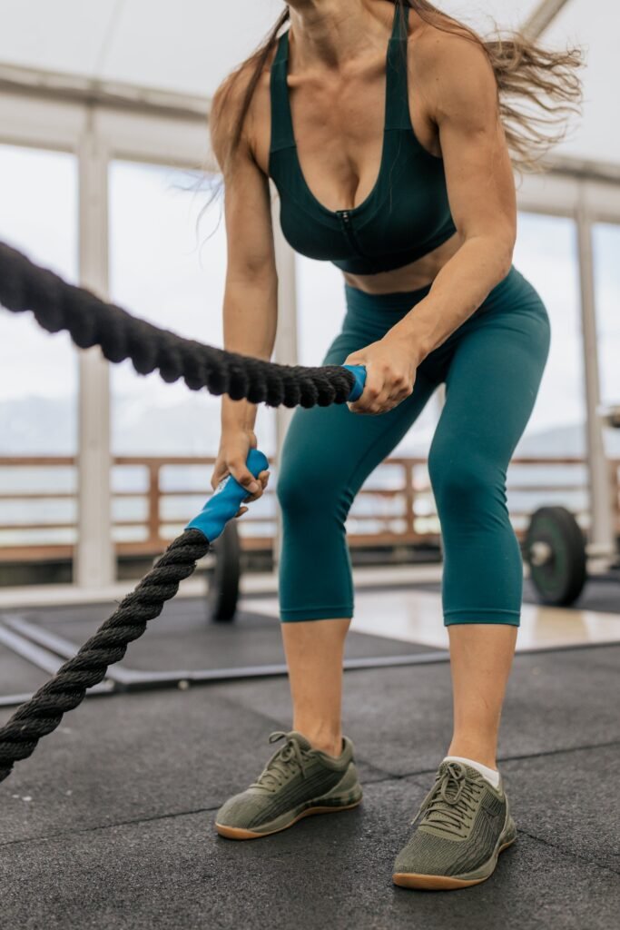 mujer haciendo crossfit