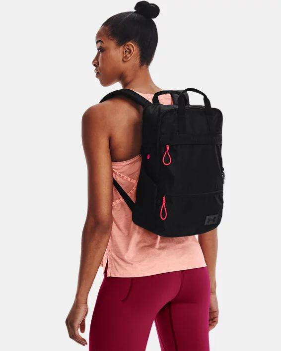 mujer con mochila under armour