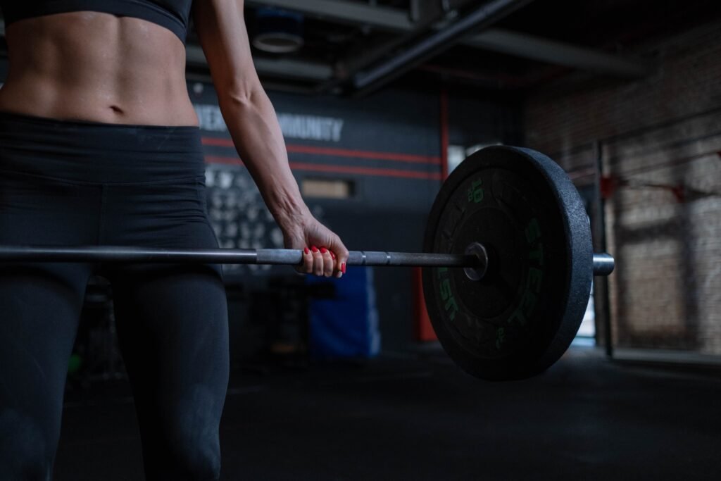 mujer haciendo crossfit